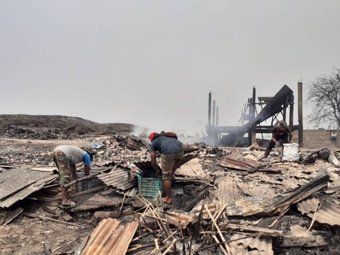 Tempat tinggal warga di sekitar TPA Rawa Kucing yang turut terbakar. Foto: kumparan