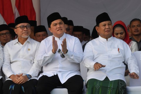 Menteri Pertahanan Prabowo Subianto (kanan) dan Menteri BUMN Erick Thohir (tengah) serta Menteri Perdagangan Zulkifli Hasan (kiri) menyimak pidato Presiden Joko Widodo saat apel Hari Santri Nasional di Tugu Pahlawan, Surabaya, Jawa Timur. Foto: Zabur Karuru/Antara Foto