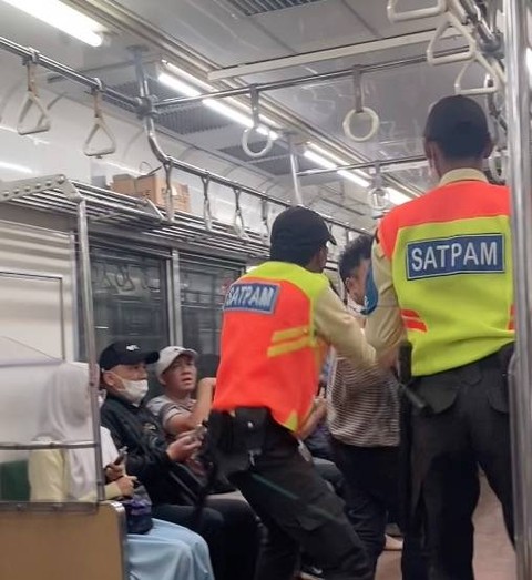 Dua petugas keamanan mencoba mengamankan pria yang ribut di KRL. Dok: Ardian Nugroho (@galerisiade)