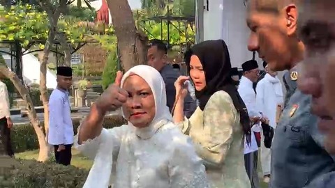 Reaksi Iriana Jokowi saat ditanya "Bu merestui Gibran enggak Bu?". Foto: Dok. Istimewa