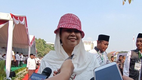 Yenny Wahid usai menghadiri acara Apel Hari Santri Nasional 2023 di Tugu Pahlawan, Surabaya, Minggu (22/10/2023). Foto: Farusma Okta Verdian/kumparan