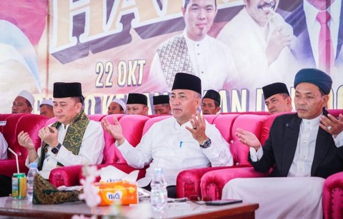 Pj Bupati Muba, Apriyadi bersama para kiai mendoakan Palestina di Hari Santri. (ist)