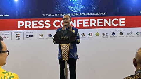 Menteri Perdagangan Zulkifli Hasan memberikan keterangan pers terkait TEI 2023 di ICE BSD, Tangerang pada Minggu (22/10). Widya Islamiati/kumparan Foto: Widya Islamiati/kumparan