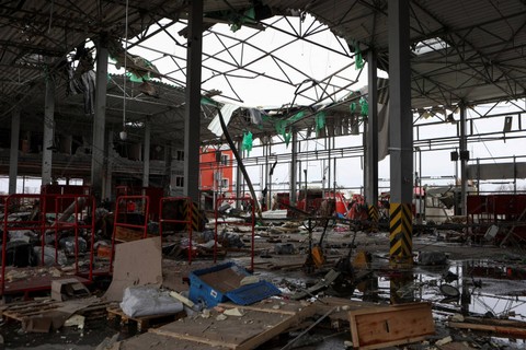 Kondisi kerusakan usai serangan rudal Rusia yang menghantam pusat distribusi pos perusahaan Nova Post di desa Korotych, Kharkiv, Ukraina, Minggu (22/10/2023).  Foto: Sofiia Gatilova/REUTERS