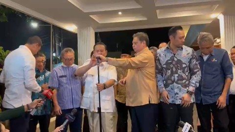 Ketua Umum Partai Gerindra Prabowo Subianto bersama ketua umum parpol Koalisi Indonesia Maju memberikan keterangan pers di Kediaman Prabowo Subianto, Jalan Kertanegara, Jakarta, Minggu (22/10/2023).  Foto: Hedi/kumparan