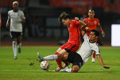 Pemain Persija Jakarta Ryo Matsumura (kiri) berebut bola dengan pemain Rans Nusantara Iham Syah dalam laga lanjutan putaran pertama Liga 1 2023-2024 di Stadion Patriot Chandrabhaga, Bekasi, Jawa Barat, Minggu (22/10/2023). Foto: Aditya Pradana Putra/ANTARA FOTO