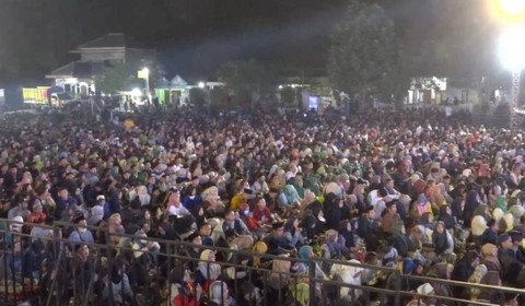 Warga yang hadir di acara "santri bersholawat" di Magelang yang dihadiri Anies-Cak Imin. Dok: YouTube Muhaimin Iskandar