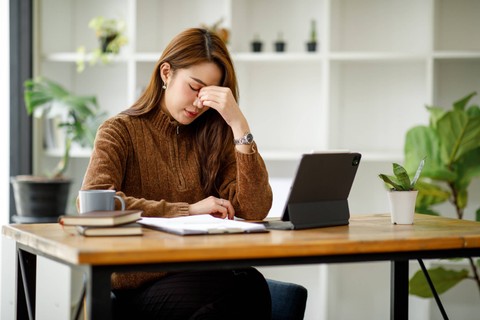 Foto ilustrasi kelelahan bekerja sumber: https://www.shutterstock.com/id/image-photo/asian-women-sitting-home-office-stress-2092543303
