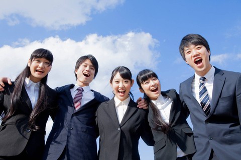 Foto ilustrasi karyawan Jepang sumber: https://www.shutterstock.com/id/image-photo/japanese-business-man-woman-partnering-shoulder-1010189857