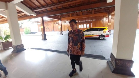 Wali Kota Solo Gibran Rakabuming Raka tiba di kantornya, Senin (23/10/2023). Foto: Dok. Istimewa