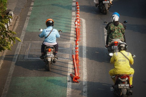 Sejumlah kendaraan melintas di jalur sepeda yang dibatasi stick cone yang sudah rusak di kawasan Salemba, Jakarta, Senin (23/10/2023). Foto: Iqbal Firdaus/kumparan