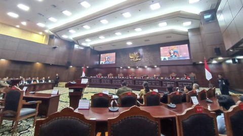 Sidang pembacaan sejumlah ketetapan dan keputusan, termasuk usia maksimal 70 tahun Capres-cawapres, dihadiri 8 hakim MK, Senin (23/10/2023). Foto: Hedi/kumparan