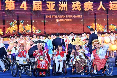Kontingen Indonesia di upacara pembukaan Asian Para Games 2022 Hangzhou di Hangzhou Olympic Sports Centre Stadium, China, pada Minggu (22/10/2023). Foto: NPC Indonesia