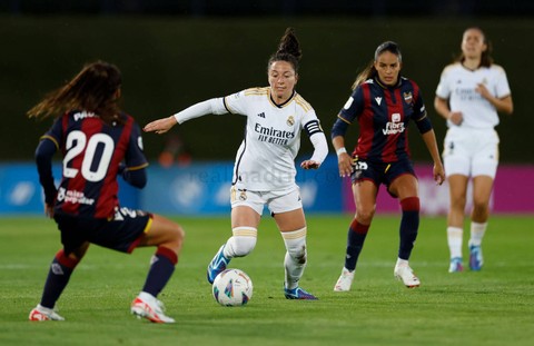 Duel pemain Real Madrid saat melawan Levante Women. Foto: Real Madrid 