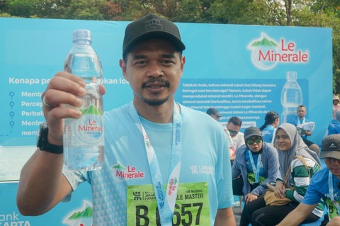 Bambang Pamungkas mengaku jadi lebih fresh setelah minum Le Minerale. Foto: dok. Le Minerale