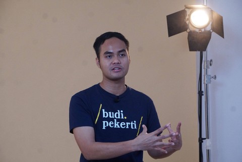 Sutradara dan penulis skenario Wregas Bhanuteja saat berkunjung ke kantor kumparan, Jakarta, Senin (23/10/2023). Foto: Dicky Adam Sidiq/kumparan