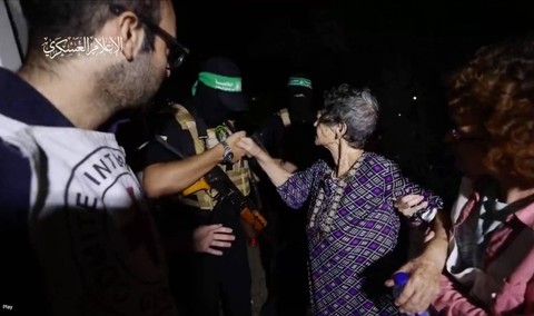  Yocheved Livchitz, wanita lansia Israel yang dibebaskan dari tawanan Hamas menyalami pejuang Palestina, Senin (23/10/2023). Foto: Twitter/@QudsNen
