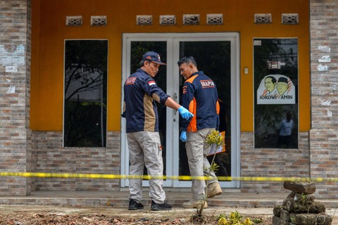 Tim Inafis Polda Jabar menggelar olah tkp pembunuhan anak dan ibu di dalam mobil di Jalan Cagak, Kabupaten Subang, Jawa Barat, Selasa (24/10/2023). Foto: Raisan Al Farisi/Antara Foto
