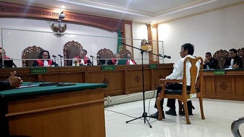 Rektor Universitas Udayana I Nyoman Gde Antara saat menjalani persidangan dengan agenda dakwaan di Pengadilan Tipikor Denpasar. Foto: Denita BR Matondang/kumparan