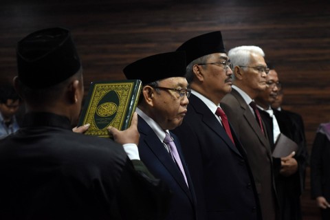Jimly Asshiddiqie , Hakim Konstitusi Wahiduddin Adams, dan akademisi bidang hukum Bintan R. Saragih melakukan sumpah jabatan pada pelantikan anggota Majelis Kehormatan Mahkamah Konstitusi (MKMK) di Jakarta, Selasa (24/10/2023).  Foto: Indrianto Eko Suwarso/ANTARA FOTO