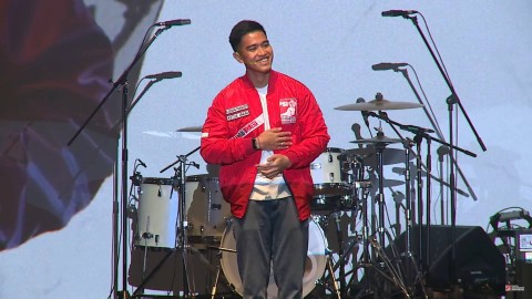 Ketua Umum PSI Kaesang Pangarep memberikan sambutan saat Deklarasi PSI mendukung pasangan Prabowo Subianto dan Gibran Rakabuming Raka di Djakarta Theater, Jakarta, Selasa (24/10/2023). Foto: Youtube/PSI