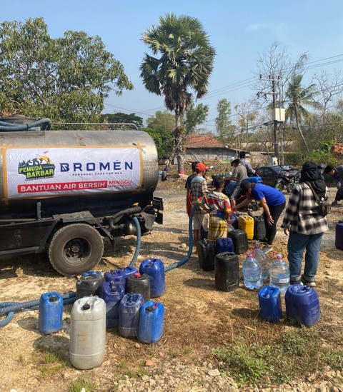 Rayakan Sumpah Pemuda, Gen Z Distribusikan 14 Tangki Air Bersih ke Bangkalan