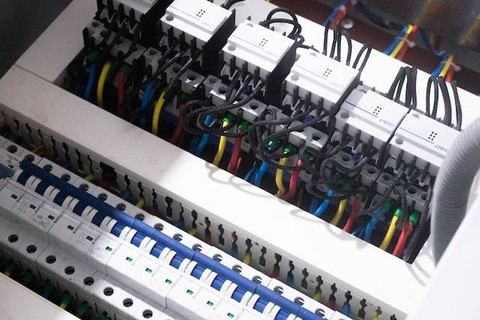 Ilustrasi rangkaian listrik yang terpasang di rumah-rumah umumnya menggunakan rangkaian paralel, sumber foto: unsplash.com/mostafa mahmoudi