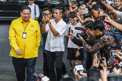 Ketua Umum Partai Golkar Airlangga Hartarto (kiri) tiba jelang deklarasi dan pendaftara bakal calon presiden Prabowo Subianto dan bakal calon wakil presiden Gibran Rakabuming Raka di Kertanegara, Jakarta, Rabu (25/10/2023). Foto: Galih Pradipta/Antara Foto