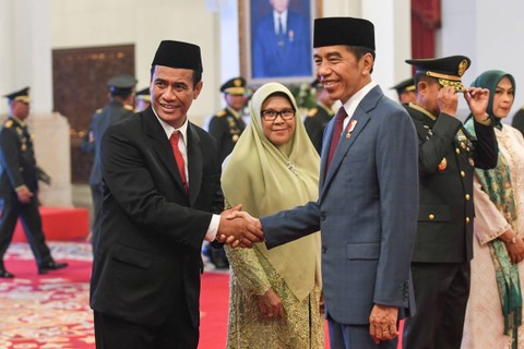 Presiden Jokowi (kanan) memberikan ucapan selamat kepada Menteri Pertanian Amran Sulaiman (kiri) usai dilantik di Istana Negara, Jakarta, Rabu (25/10/2023). Foto: Hafidz Mubarak A/ANTARA FOTO
