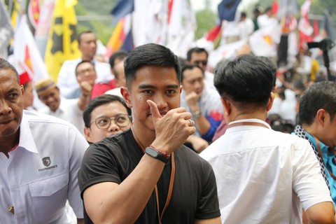 Ketum PSI Kaesang Pangarep ikut dalam iring-iringan Prabowo Subianto dan Gibran Rakabuming Raka saat menuju ke Komisi Pemilihan Umum (KPU) untuk melakukan pendaftaran Pilpres, Jakarta, Rabu (25/10/2023). Foto: Aditia Noviansyah/kumparan