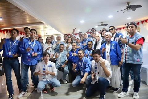 Ketum PAN Zulkifli Hasan bersama jajaran kader PAN sebelum mengantarkan Prabowo dan Gibran mendaftar Pilpres ke KPU, Jakarta, Rabu (25/10/2023). Foto: Dok. PAN
