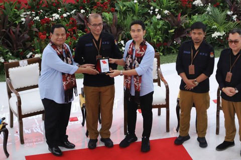 Bacapres-Bacawapres dari Koalisi Indonesia Maju Prabowo Subianto dan Gibran Rakabuming Raka saat pendaftaran pencalonannya sebagai calon presiden dan wakil presiden di Kantor KPU Pusat, Jakarta, Rabu (25/10/2023). Foto: Jamal Ramadhan/kumparan