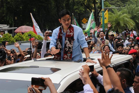 Bacawapres dari Koalisi Indonesia Maju Gibran Rakabuming Raka usai mendaftarkan pencalonannya sebagai calon presiden dan wakil presiden di Kantor KPU Pusat, Jakarta, Rabu (25/10/2023). Foto: Aditia Noviansyah/kumparan