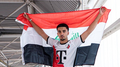 Pemain Timnas Irak, Zidane Iqbal, dengan jersey FC Utrecht. Foto: FC Utrecht