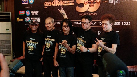 Personel grup musik God Bless usai konferensi pers jelang konser emas 50 tahun di Jakarta, Rabu (25/10/2023). Foto: Aprilandika Pratama/kumparan