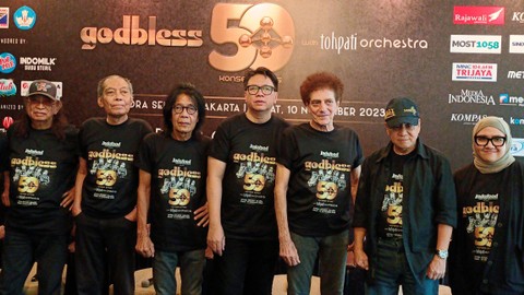 Personel grup musik God Bless usai konferensi pers jelang konser emas 50 tahun di Jakarta, Rabu (25/10/2023). Foto: Aprilandika Pratama/kumparan