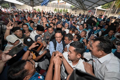 Anies Baswedan mengukuhkan ratusan relawan yang tergabung dalam Badan Koordinasi Saksi (Bakorsi) se-Tangerang Raya di Tangerang Selatan, Rabu (25/10/2023).  Foto: Dok. Istimewa