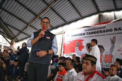 Anies Baswedan mengukuhkan ratusan relawan yang tergabung dalam Badan Koordinasi Saksi (Bakorsi) se-Tangerang Raya di Tangerang Selatan, Rabu (25/10/2023).  Foto: Dok. Istimewa