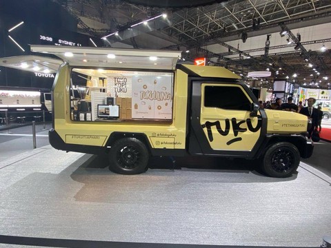 Toyota Rangga Concept yang diubah menjadi sebuah kedai kopi Tuku menjadi salah satu bintang pada pameran Japan Mobility Show 2023 yang berlangsung di Tokyo Big Sight.  Foto: Gesit Prayogi/kumparan