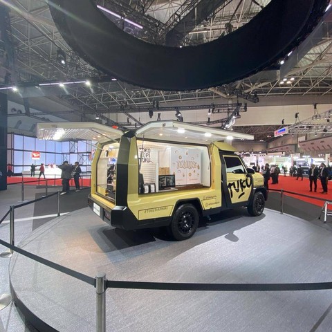 Toyota Rangga Concept yang diubah menjadi sebuah kedai kopi Tuku menjadi salah satu bintang pada pameran Japan Mobility Show 2023 yang berlangsung di Tokyo Big Sight.  Foto: Gesit Prayogi/kumparan