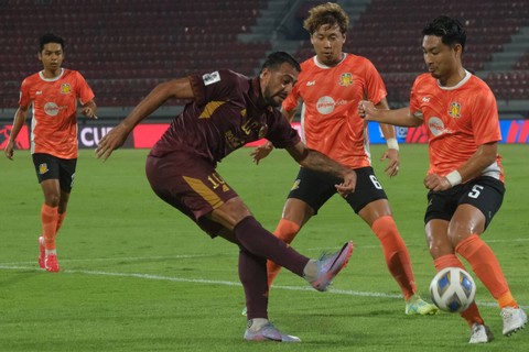 Pemain PSM Makassar Everton berusaha melewati hadangan pemain Hougang United Kuriyama dan Kazuma saat pertandingan Grup H Piala AFC 2023/2024 di Stadion Kapten I Wayan Dipta, Gianyar, Bali, Rabu (25/10/2023). Foto: Nyoman Hendra Wibowo/ANTARA FOTO