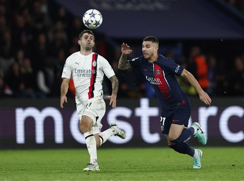 Duel PSG vs Milan di Liga Champions. Foto: Gonzalo Fuentes/REUTERS