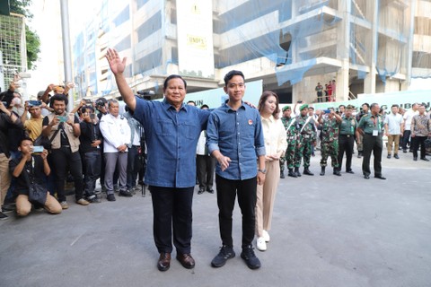 Pasangan capres dan cawapres, Prabowo-Gibran kompak mengenakan kemeja biru tiba di RSPAD Gatot Soebroto untuk menjalani tes kesehatan, Kamis (26/10). Foto: Jamal/kumparan
