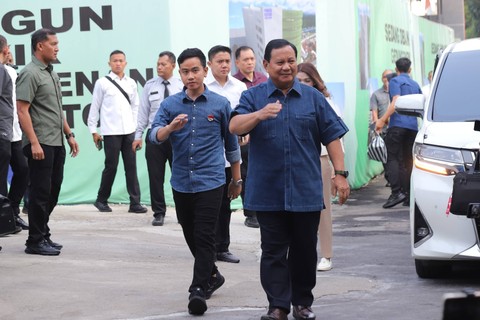 Pasangan calon presiden Prabowo Subianto dan wakil presiden Gibran Rakabuming Raka tiba untuk menjalani tes kesehatan di RSPAD Gatot Soebroto, Jakarta, Kamis (26/10/2023). Foto: Jamal Ramadhan/kumparan