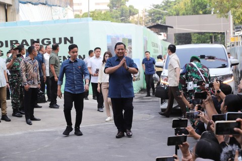 Pasangan calon presiden Prabowo Subianto dan wakil presiden Gibran Rakabuming Raka tiba untuk menjalani tes kesehatan di RSPAD Gatot Soebroto, Jakarta, Kamis (26/10/2023).  Foto: Jamal Ramadhan/kumparan