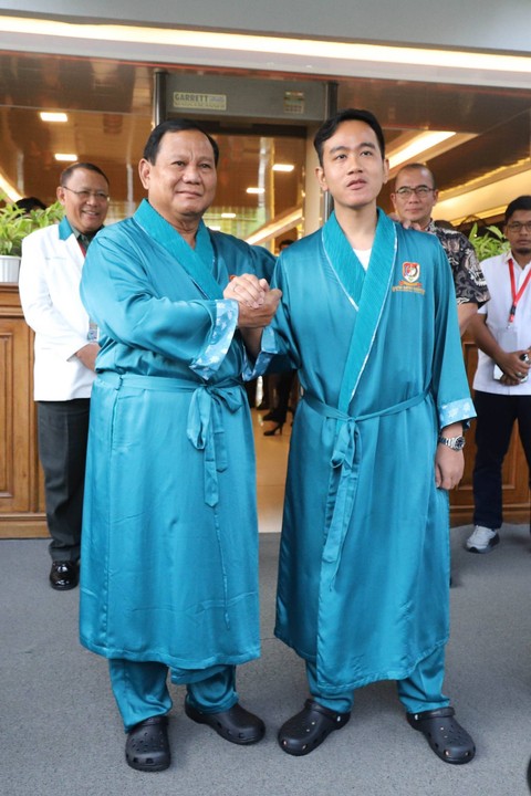 Pasangan calon presiden Prabowo Subianto dan wakil presiden Gibran Rakabuming Raka menjalani tes kesehatan di RSPAD Gatot Soebroto, Jakarta, Kamis (26/10/2023). Foto: Jamal Ramadhan/kumparan