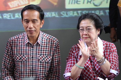 Jokowi dan Megawati Sukarnoputri saat menghadiri konferensi pers di Jakarta pada tanggal 9 Juli 2014. Foto: ARIF ARIADI/AFP