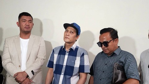 Gus Anom jalani pemeriksaan kasus penipuan yang jerat Yadi Sembako, Polres Tangerang Selatan, Rabu (25/10/2023). Foto: Giovanni/kumparan