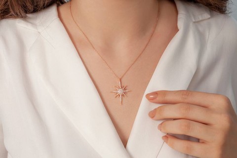 Ilustrasi v-neckline yang cocok untuk menonjolkan perhiasan.  Foto: 1jewelry/Shutterstock