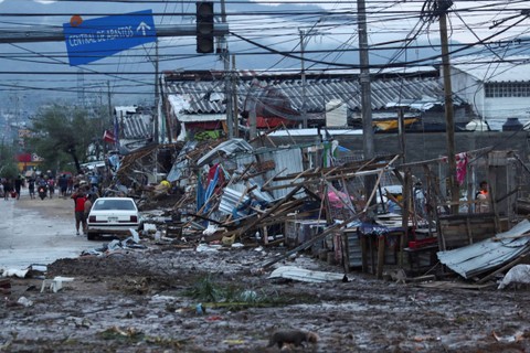 Pemandangan menunjukkan kios-kios pinggir jalan yang rusak akibat Badai Otis di dekat pintu masuk Acapulco, di negara bagian Guerrero, Meksiko, Rabu (25/10/2023). Foto: Henry Romero/REUTERS